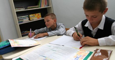 Stire din Cultură-Educație : Manuale digitale la țară: elevii rabdă de foame, dar vor avea tablete și wireless