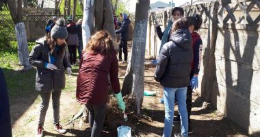Stire din Cultură-Educație : Elevii Școlii  "Mihail Koiciu", curățenie pe străzi