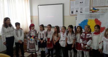 Stire din Cultură-Educație : Elevii Școlii nr. 7 "Remus Opreanu", mici ziariști  la revista școlii