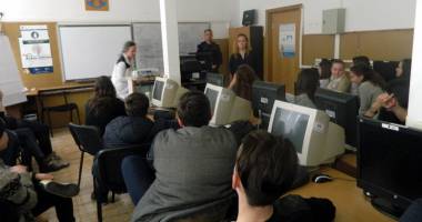 Stire din Eveniment : Elevii școlilor din Constanța, lecții despre droguri și violență