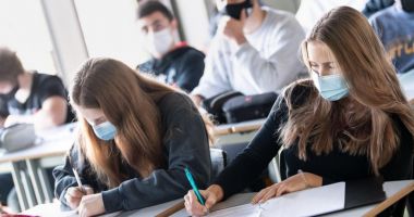 Stire din Cultură-Educație : Elevii, supăraţi că ministrul Educaţiei taie o parte din burse, după orele online