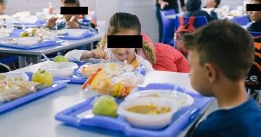 Stire din Cultură-Educație : Ministrul Educației: Ce se întâmplă cu programele ''Școală după școală'' și ''Masă în școli''