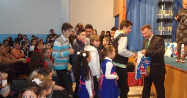 Stire din Cultură-Educație : Elevi din Medgidia, premiați de Moș Nicolae