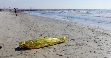 Descoperire macabră la Constanţa! Cadavrul unei femei a fost găsit pe plajă
