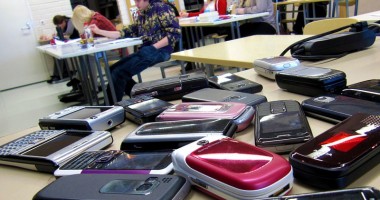 Stire din Actualitate : Profesorii, liberi să caute poze erotice în telefoanele elevilor