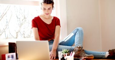 Stire din Cultură-Educație : Elevii constănțeni vor să învețe, dar nu au calculatoare