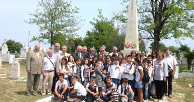 Stire din Cultură-Educație : Elevii de la Techirghiol au reabilitat Parcela de Onoare a ostașilor sovietici