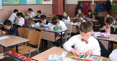 Stire din Cultură-Educație : Elevii din Techirghiol au decorat clasele cu propriile creații pascale