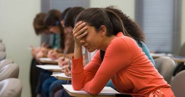 Stire din Cultură-Educație : Prima probă scrisă a simulării naționale a Bacalaureatului 2022
