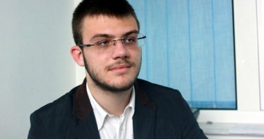 Stire din Cultură-Educație : Elevul-problemă de la "Traian" intenționează să dea în judecată conducerea liceului