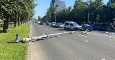 GALERIE FOTO / Elicopter Black Hawk, aterizare de urgenţă într-un sens giratoriu din București - 4