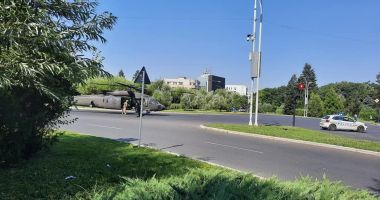 GALERIE FOTO / Elicopter Black Hawk, aterizare de urgenţă într-un sens giratoriu din București - 2