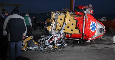 GALERIE FOTO / Resturile elicopterului prăbușit, scoase din apă - 4