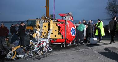 GALERIE FOTO / Resturile elicopterului prăbușit, scoase din apă - 3