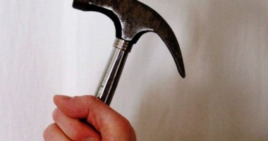 Stire din Eveniment : Elvețianul care și-a lovit soacra  cu ciocanul în cap,  anchetat pentru tentativă de omor