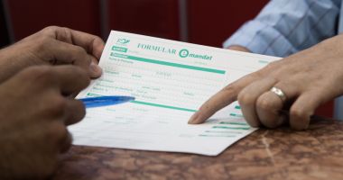 Tot mai multe persoane au apelat la transferurile de bani prin E-mandat