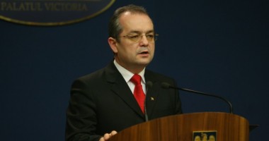 Stire din Politică-Administrație : Boc, prefecților: "Oamenii aflați în pericol trebuie salvați, altfel vă căutați de muncă"