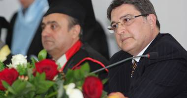 Stire din Cultură-Educație : Emil Hurezeanu - Doctor  Honoris Causa  al Universității "Andrei Șaguna"