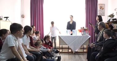 Stire din Cultură-Educație : Elevii Școlii Sfinții Martiri Brâncoveni au descoperit poeziile lui Mihai Eminescu într-un volum dedicat lor