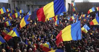 Stire din Eveniment : Jandarmeria a prins încă un bărbat având cuțit la el, la protestul lui Georgescu