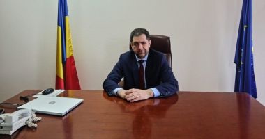 Stire din Politică-Administrație : Vicepreşedintele CJC, Petre Enciu: "Vom avea microbuze electrice pentru elevii din judeţul nostru"