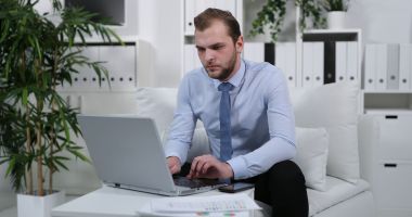 Stire din Social : Începând cu ce dată nu va mai fi plafonată plata la energie electrică și gaze