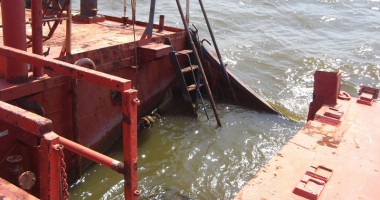 Stire din Economie : Navigația pe Dunăre e pusă în pericol de zeci de epave