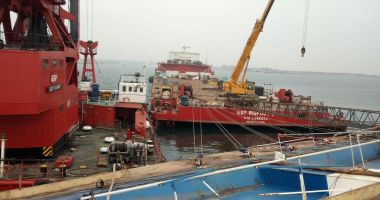 Stire din Eveniment : Ceața și vântul pun piedici ranfluării navei răsturnate în portul Midia
