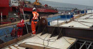 Ceața și vântul pun piedici ranfluării navei răsturnate în portul Midia - 3