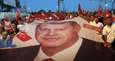 Stire din Actualitate : Partidul de guvernământ AKP a ordonat epurări  în rândul membrilor săi, care au legături cu Gulen