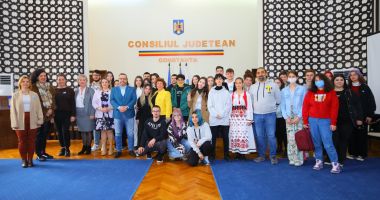 Stire din Cultură-Educație : Elevi și profesori din străinătate, vizită la Primăria Constanța