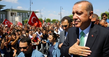 Stire din Actualitate : Erdogan vrea să aibă sub controlul său direct serviciile de informații și Statul Major