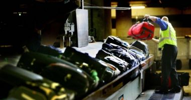 10 kilograme de obiecte vechi și bijuterii din metal alb, găsite în bagajul unui călător, la frontieră