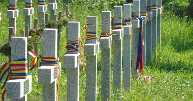 Stire din Eveniment : Cum sunt îngrijite mormintele și monumentele dedicate eroilor