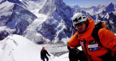 Stire din Sport : Un român  vrea să escaladeze Everestul, fără oxigen suplimentar și șerpași