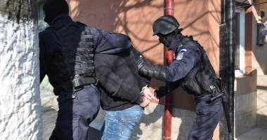 Stire din Eveniment : Escrocii de week-end, trimiși în judecată