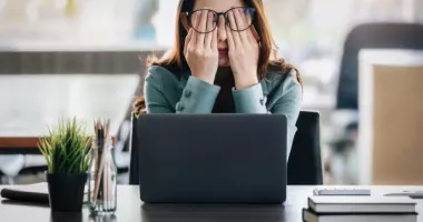 Stire din Social : Veniturile românilor nu mai ţin pasul cu scumpirile. La ce servicii au renunţat oamenii