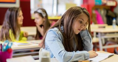 Stire din Cultură-Educație : "Unii profesori le vor da note de trecere elevilor numai ca să scape de ei!"