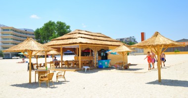 Stire din Eveniment : Restaurantul Estival și-a deschis beach bar. Clienții pot mânca pe plajă