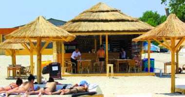 Stire din Diverse : La Estival Beach poți comanda mâncare direct la șezlong