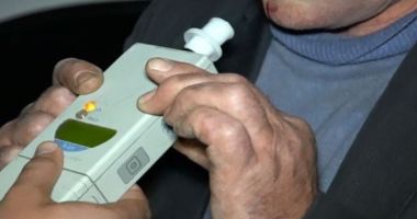Stire din Actualitate : Un șofer beat a dat etilotestul peste cap, după ce a izbit o mașină parcată și zidul unui bloc, în Alba