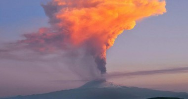 Stire din Actualitate : Alertă în Europa: Vulcanul Etna stă să erupă