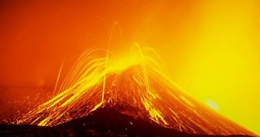 Stire din Actualitate : Vulcanul Etna a erupt pentru prima dată în 2013