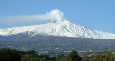 Stire din Actualitate : Vulcanul Etna a început să arunce lavă și cenușă