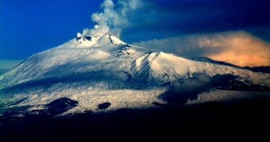 Stire din Actualitate : Vulcanul Etna  și-a întrerupt erupția