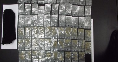 Stire din Eveniment : Constanța / Tineri prinși în timp ce își pregăteau țigări cu etnobotanice, în plină stradă
