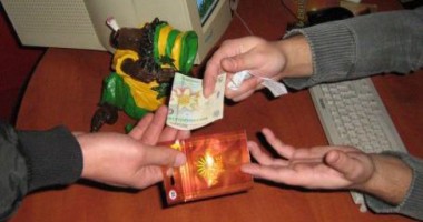Stire din Eveniment : Percheziții la traficanții de etnobotanice. Au vândut droguri elevilor și studenților