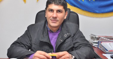 Stire din Politică-Administrație : Cel mai tânăr primar din județ ține pasul cu veteranii