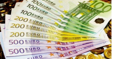 Stire din Economie : Euro rămâne peste 4,5 lei