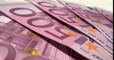 Stire din Economie : Euro începe să intre la apă